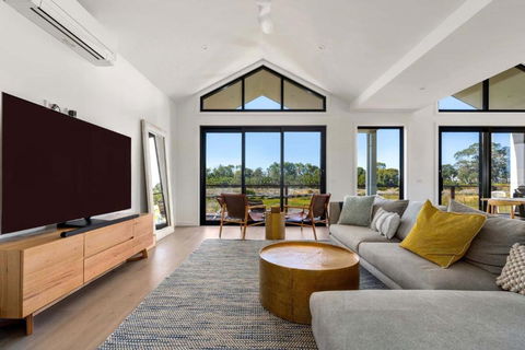 Awakening Broadbeach - Wifi, Linen - Accommodation Sydney 3