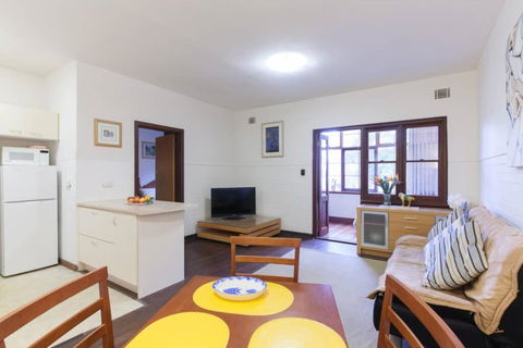 B3 Crawley Apartment 1 BRM & Sleepout Near UWA - Accommodation Sydney 2