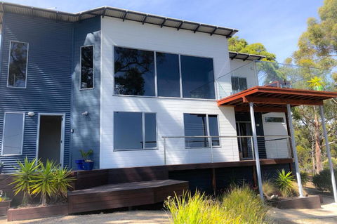 BAY OF FIRES BEACH SHACK Ocean Views From A Modern Beachhouse - Sydney 4u 0