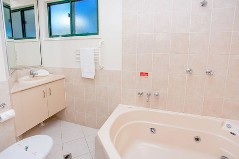 NRMA Bowen Beachfront Holiday Park - Sydney 4u 14