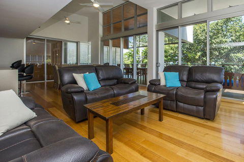 Maggies Beachfront Apartment 5 - Sydney 4u 5