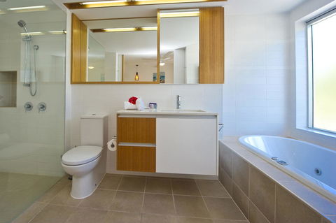 Maggies Beachfront Apartment 5 - Sydney 4u 8