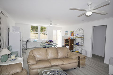 Retro Beach Flat - Accommodation Sydney 3