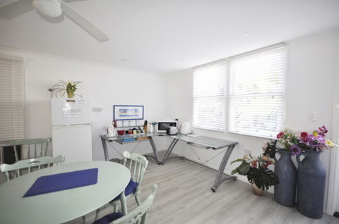 Retro Beach Flat - Accommodation Sydney 9