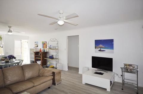 Retro Beach Flat - Accommodation Sydney 4
