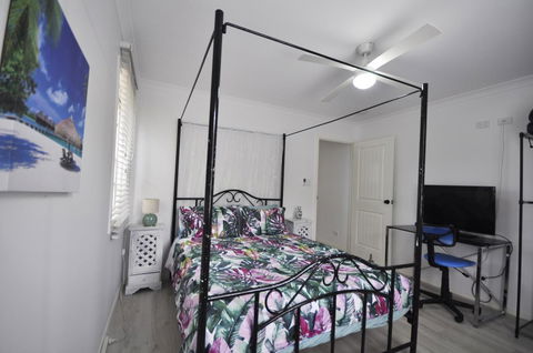 Retro Beach Flat - Accommodation Sydney 7