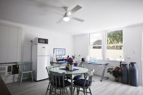 Retro Beach Flat - Accommodation Sydney 12
