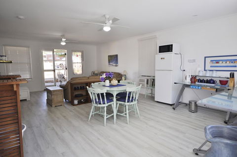 Retro Beach Flat - Accommodation Sydney 10