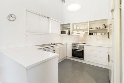 'Matilda' - Spacious & Centrally Located With Great Lake Views - Sydney 4u 3
