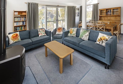 'Matilda' - Spacious & Centrally Located With Great Lake Views - Sydney 4u 1