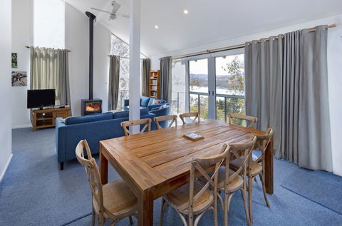 'Matilda' - Spacious & Centrally Located With Great Lake Views - Sydney 4u 0
