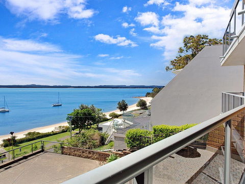 10 'Kiah' 53 Victoria Parade - Waterfront Views, AIRCON And Close To The Marina. - Sydney 4u 0
