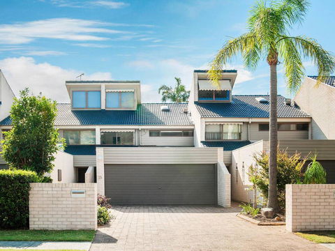 15 'The Moorings', 4 Cromarty Road - Stunning With Water Views & Pool - Sydney 4u 0