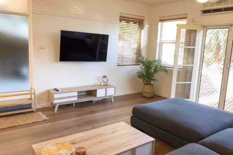 2 Bedroom, SHORT Walk To CBD,BEACH And DARBY ST - Sydney 4u 0