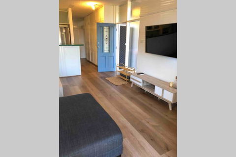 2 Bedroom, SHORT Walk To CBD,BEACH And DARBY ST - Sydney 4u 3