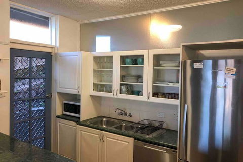 2 Bedroom, SHORT Walk To CBD,BEACH And DARBY ST - Sydney 4u 2