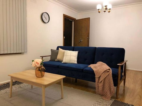 CAMPBELLTOWN HOLIDAY HOME 3 BED + FREE PARKING NCA039 - Accommodation Sydney 3
