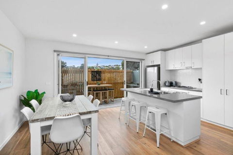 CASA EMEC- PETS WELCOME Luxury, Aircon, Walk To The Shops And Beach! Outdoor Shower And Garage Parking - Sydney 4u 0