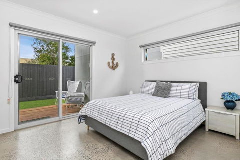 CASA EMEC- PETS WELCOME Luxury, Aircon, Walk To The Shops And Beach! Outdoor Shower And Garage Parking - Sydney 4u 3