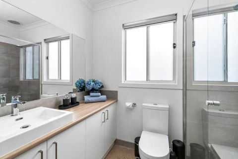 CASA EMEC- PETS WELCOME Luxury, Aircon, Walk To The Shops And Beach! Outdoor Shower And Garage Parking - Sydney 4u 2