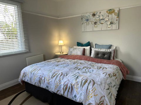 Daisy Cottage On Duke 3BR - Sydney 4u 3