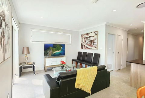 Delightful 2-level Home In Bardia - Sydney 4u 2