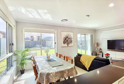 Delightful 2-level Home In Bardia - Sydney 4u 0