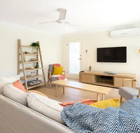 3 Bedroom Apartment Minutes from Main Beach - Accommodation Sydney