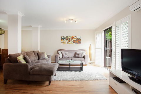 3-Bed Home With BBQ Patio Near Parks And Playgrounds - Sydney 4u 0