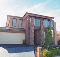 4 Bed 2 And A Half Bath Luxury Villa in Point Cook - Accommodation Sydney