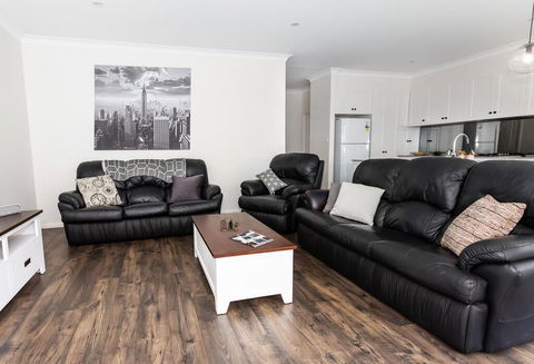 4 Bedroom Inner City Townhouse - SLEEPS 9 !! - Sydney 4u 0