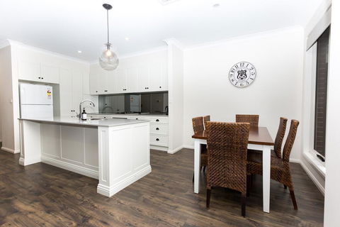 4 Bedroom Inner City Townhouse - SLEEPS 9 !! - Sydney 4u 3
