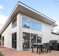 4 king or 8 single beds WiFi Netflix pet friendly - Accommodation Sydney