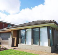 5Bed 2Bath Family House in Werribee - Accommodation Sydney