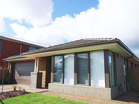 5Bed 2Bath Family House In Werribee - Accommodation Sydney 0
