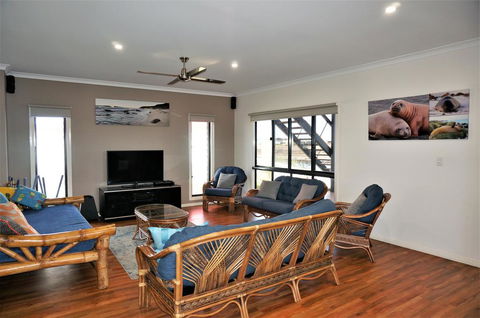 64 Madaffari Drive - PRIVATE JETTY - Sydney 4u 3