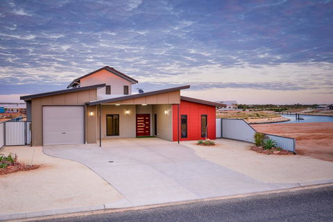 64 Madaffari Drive - PRIVATE JETTY - Sydney 4u 1