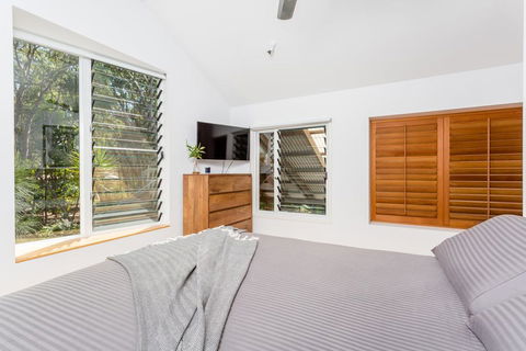 7 Naiad Court - Rainbow Shores, Perfect Beach House, Swimming Pool And Walk To Beach, Aircon, Wi-Fi - Sydney 4u 1