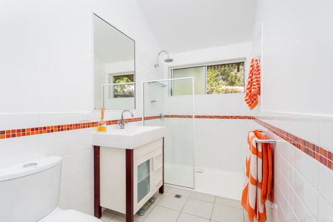 7 Naiad Court - Rainbow Shores, Perfect Beach House, Swimming Pool And Walk To Beach, Aircon, Wi-Fi - Sydney 4u 2