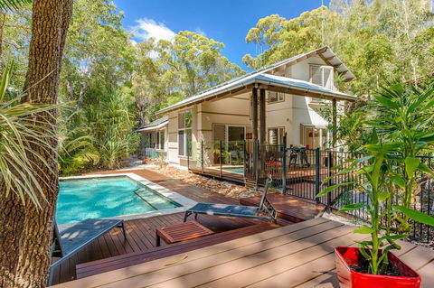 7 Naiad Court - Rainbow Shores, Perfect Beach House, Swimming Pool And Walk To Beach, Aircon, Wi-Fi - Sydney 4u 0