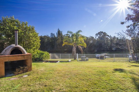 77 Lake Entrance Rd - Waterfront Wonder - Sydney Resort 2