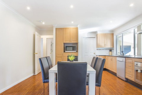 77 Lake Entrance Rd - Waterfront Wonder - Sydney Resort 3