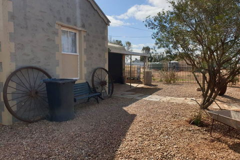 A Real Bush Retreat. Kangas, Emus & Starry Skies. - Sydney 4u 3