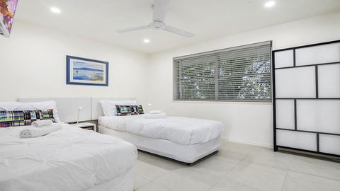 A Stylish Apartment With Noosa Views! - Unit 6 Yaringa 29 Noosa Drive - Sydney 4u 2