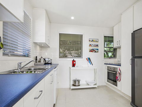 A Stylish Apartment With Noosa Views! - Unit 6 Yaringa 29 Noosa Drive - Sydney 4u 3