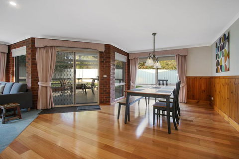 Abbey Rose - Bright, VIC - Sydney 4u 1
