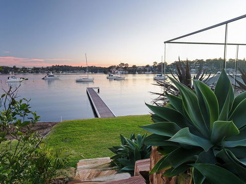 Absolute Waterfront Lakehouse Fishing Point Waterfront Pool Jetty - Sydney 4u 2