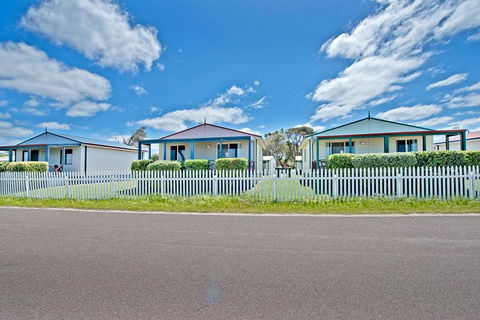 Acclaim Rose Gardens Beachside Holiday Park - Sydney 4u 1