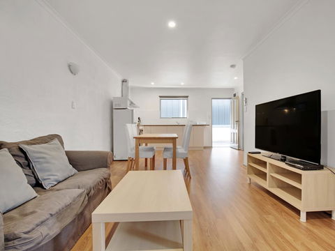 Adelaide Holiday Homes - Sydney 4u 2