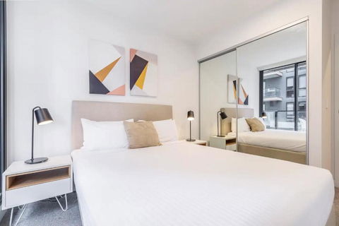 Executive Comfort Living Near La Trobe & RMIT Uni - Sydney 4u 4